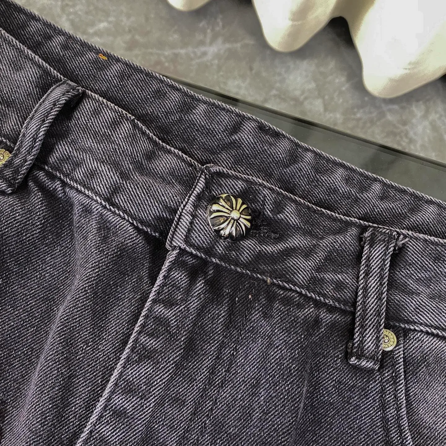🅿️240 Correct version Chroe Hets CH black pink leather jeans, counter price 4W level, patchwork cross pattern embellishment, women's high-waisted washed jeans! ! Absolutely high-end luxury products, 1.9W level god-level single products, super popular products, built with top heavy industry, a magic weapon that cannot be missed [About Zangyin] This is an extremely luxurious fashion brand that can also be called the aristocrats of the high street. It has always been an exclusive brand for some hipsters or rich second generations. Compared with ordinary high streets, it is more luxurious and noble. Compared with luxury brands, it has a more fashionable personality and has always been a brand that I have a special liking for. A6632 [Top heavy industry fashionable design] Consistently high-street luxury style creation. Speaking of this style, the Zangyin family and GU family are definitely the leading representative brands. Especially the Zangyin family has really achieved a state-of-the-art effect in creating high-street style. The color system of this model is made of unique washed materials. It is already quite eye-catching. It is decorated with pink patchwork cross flowers, which cleverly highlights the charm of the brand. Secondly, this model uses classic The classic high-waist cutting design highlights the long legs and the fashionable temperament of the upper body. The brand is highly recognizable and the slim fit configuration is more suitable for daily wear. This product is a product that interprets personality, fashion, and specifications at a glance. This single product is enough to make any fan excited. It can be a white T-shirt for youthful preppy style, or a tight sling for royal lady style. It has strong matching ability and can be easily controlled by men.  [Material and craftsmanship] Needless to say, this point goes without saying. As an excellent craftsman brand, Zangyin has really perfect requirements for details and craftsmanship. The washed color of this model has gone through so many processes, not to mention the embellishment of the denim appliqués. It is also purely handmade and sewn. Just like what they believe in, only handmade things have soul and have the meaning of wear. A top-notch heavy-duty fashionable denim item, I look forward to your perfect interpretation! ! 28-34 corresponds to S-XL